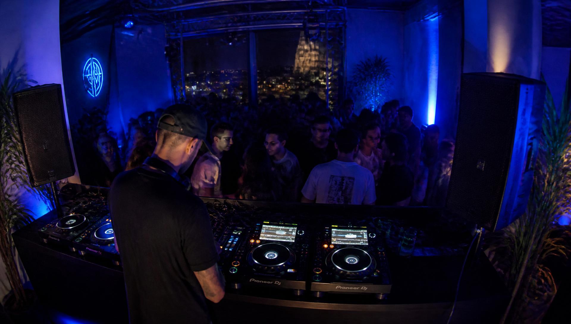 DJ Setup mit blauer Partybeleuchtung